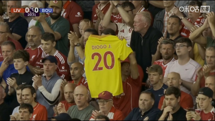 悼念若塔，比賽第20分鐘安菲爾德全場觀眾鼓掌