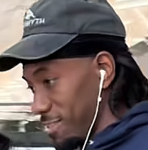 他笑了！網(wǎng)友機(jī)場(chǎng)偶遇小卡 小卡沖他點(diǎn)頭微笑