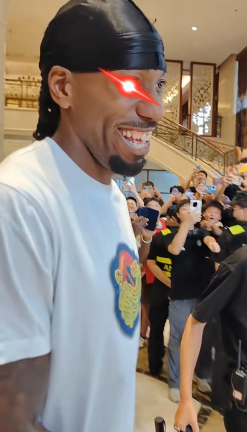 這不熱巴嗎？狂熱球迷被好友及時攔截 頭巾小卡笑嘻了