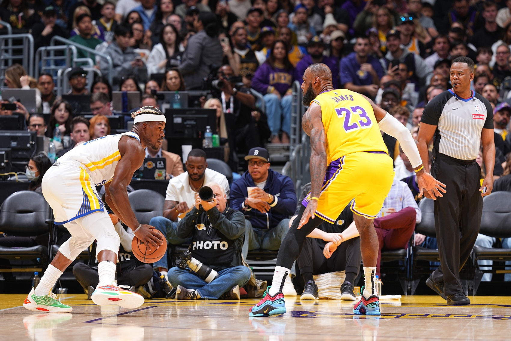 湖人自媒體：湖人無(wú)意用詹姆斯交易勇士的巴特勒或庫(kù)明加