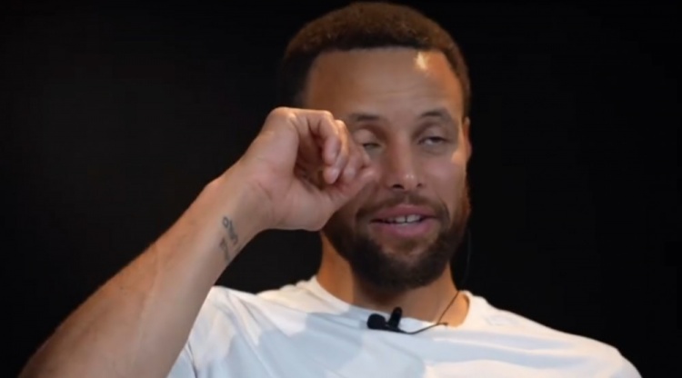 看22年再奪冠眼角抹淚 庫(kù)里：雖然我有獎(jiǎng)杯 但和家人在一起更重要