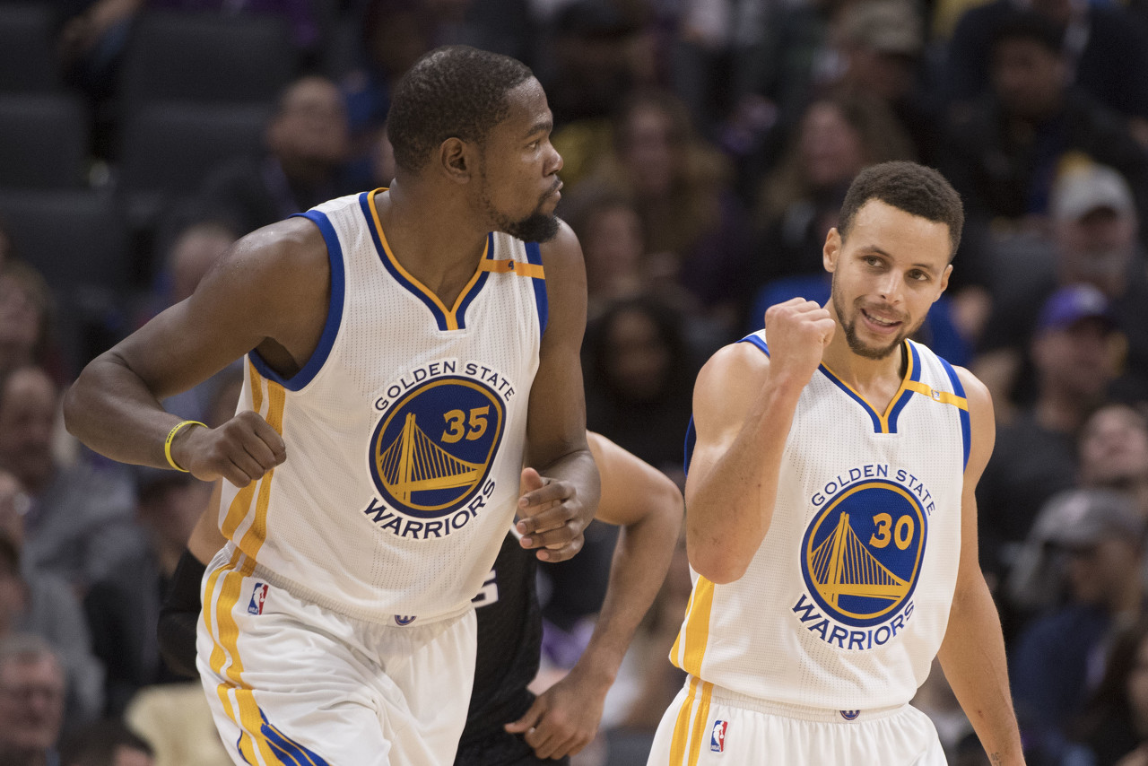 庫(kù)里：2016年杜蘭特來勇士 因?yàn)樗涝谶@里能夠打得開心&去爭(zhēng)冠