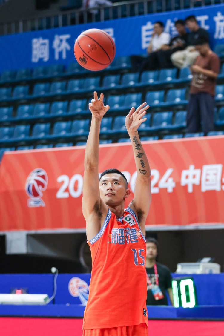 媒體人：陳林堅(jiān)體檢初步結(jié)果已出 下午會(huì)抵達(dá)青島和山東男籃會(huì)合