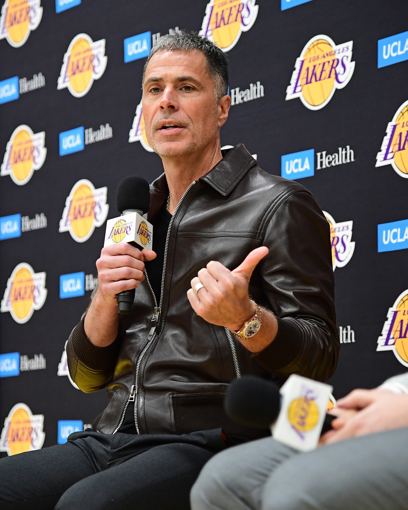 隊(duì)記：湖人計(jì)劃交易截止日前積極行動(dòng) 會(huì)根據(jù)賽季初期的表現(xiàn)調(diào)整