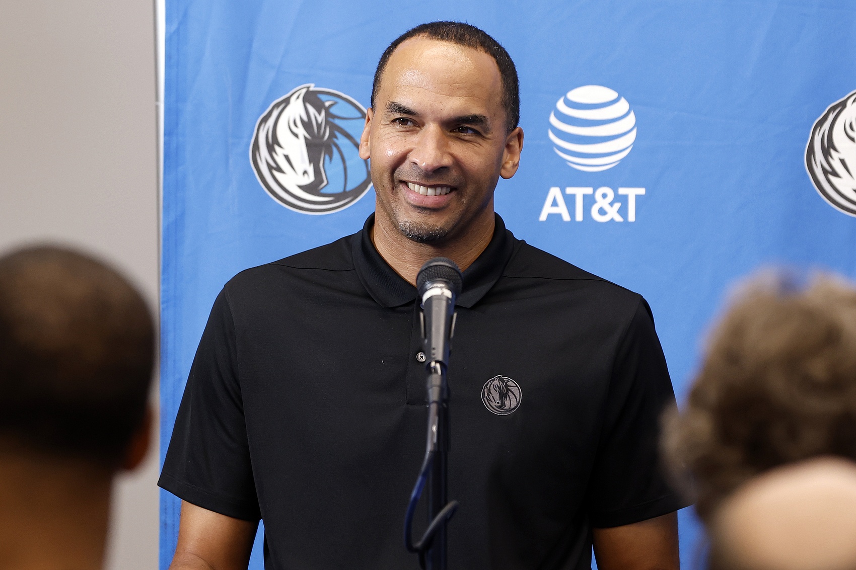 庫班表示定期與球隊主席&CEO&總裁溝通 但拒絕討論與哈里森的關(guān)系