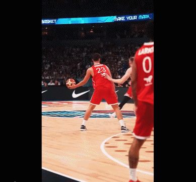 帥慘了！慢鏡頭看申京假傳戲耍防守 腦后傳球驚艷全場！