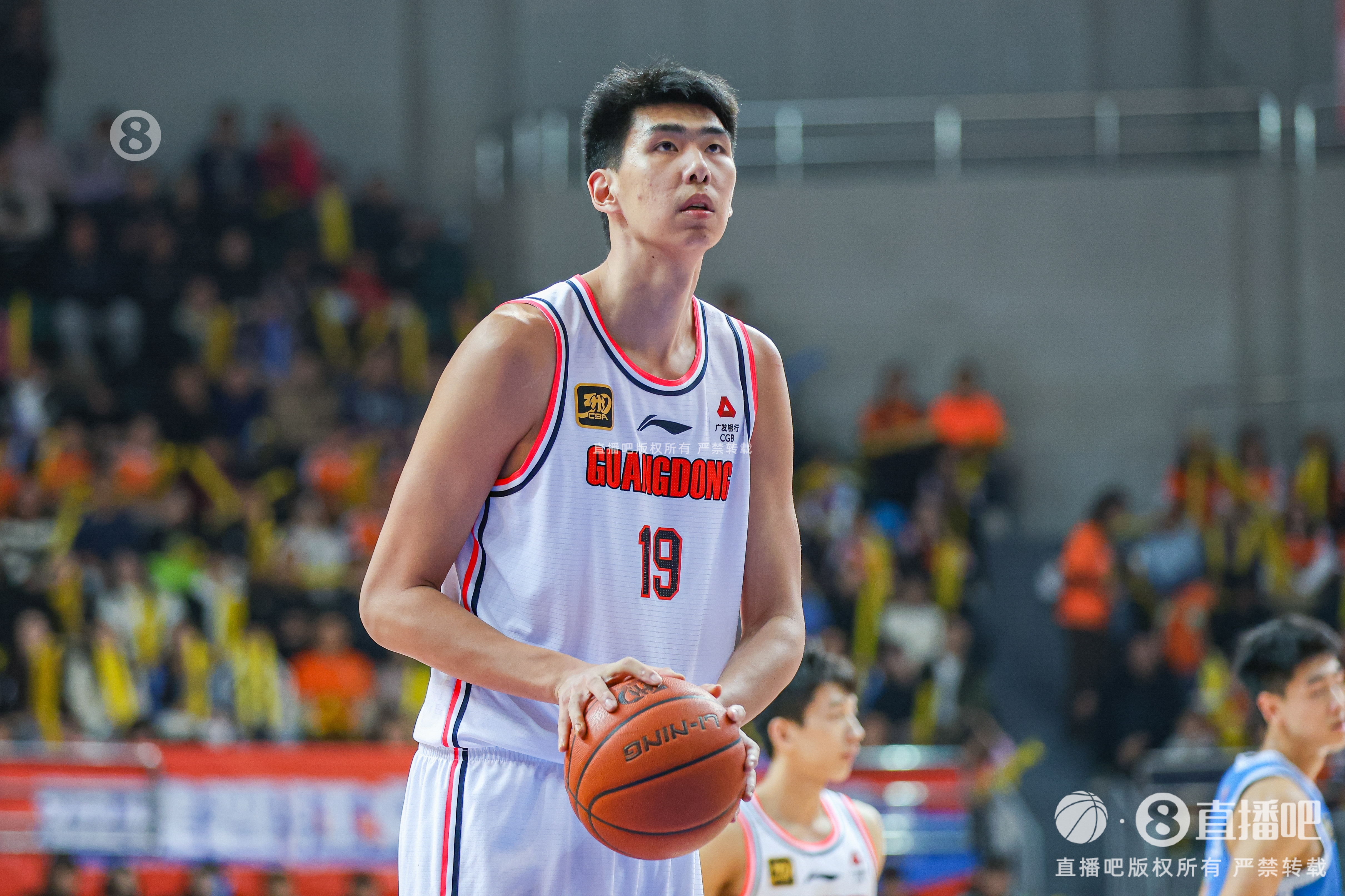 媒體人：對(duì)于超級(jí)缺少內(nèi)線(xiàn)的廣州來(lái)說(shuō) 徐昕下賽季時(shí)間肯定非常多