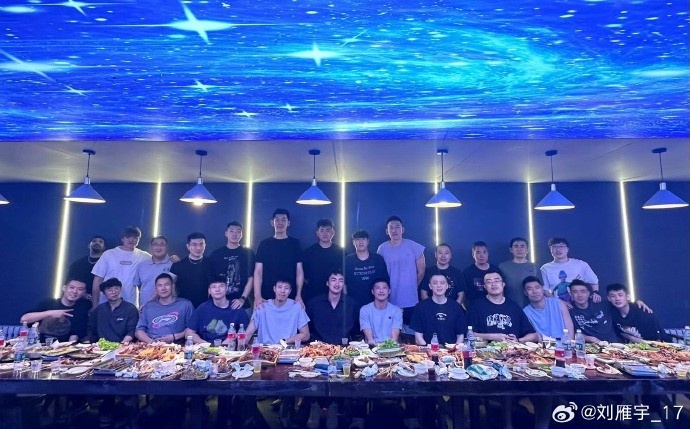 劉雁宇更博曬昔日隊友合照：聚也不是開始 散也不是結束！