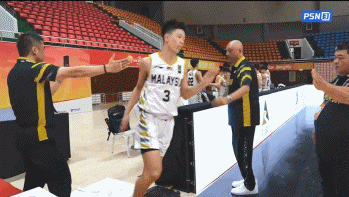 地滑之秀！馬來西亞U16球員出場時摔倒險成飛鏟 教練組集體受驚