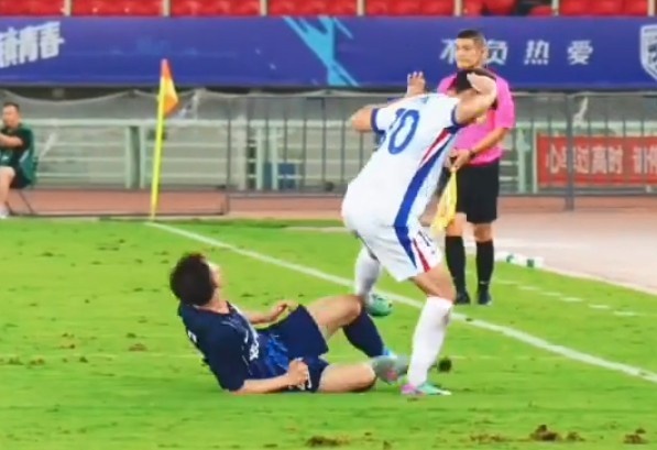 申花跟隊(duì)：特謝拉有收腳動(dòng)作，被評(píng)議組認(rèn)定是紅牌是真的冤枉