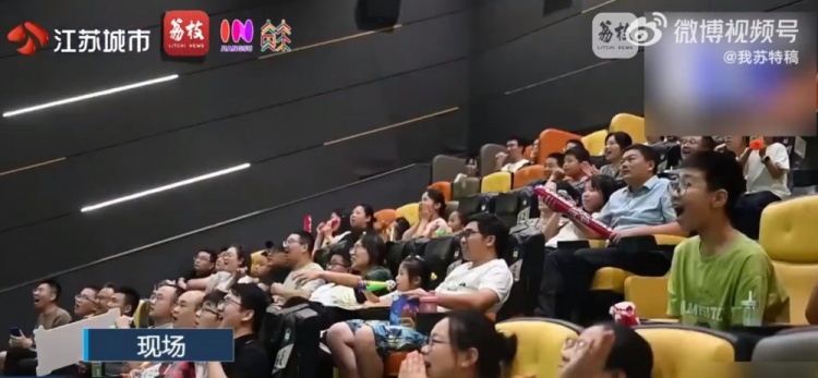 江蘇多家影院試點推出“蘇超”大屏幕轉(zhuǎn)播，現(xiàn)場氛圍熱烈