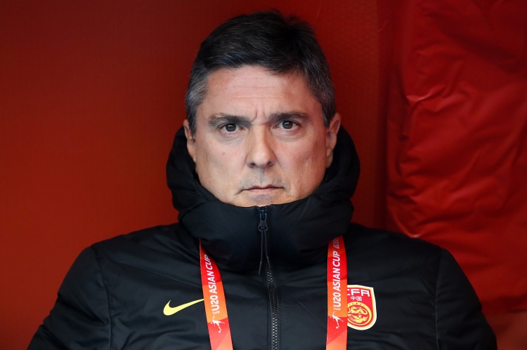 媒體人:東亞杯讓久爾杰維奇轉(zhuǎn)正討論終止，這次U23讓安東尼奧現(xiàn)形