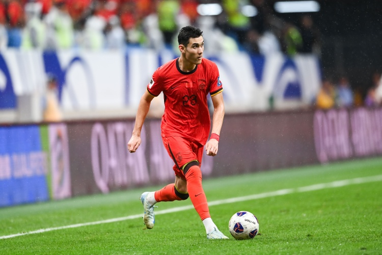 媒體人：拜合拉木不會站著不動左看右看，有些球員傳完球就不動了