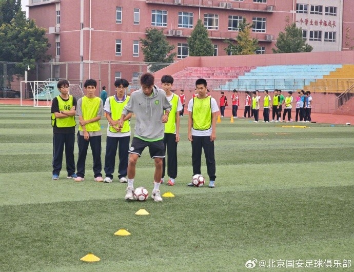 北京國安走進建大附中，給學生們帶來一堂足球公益體驗課