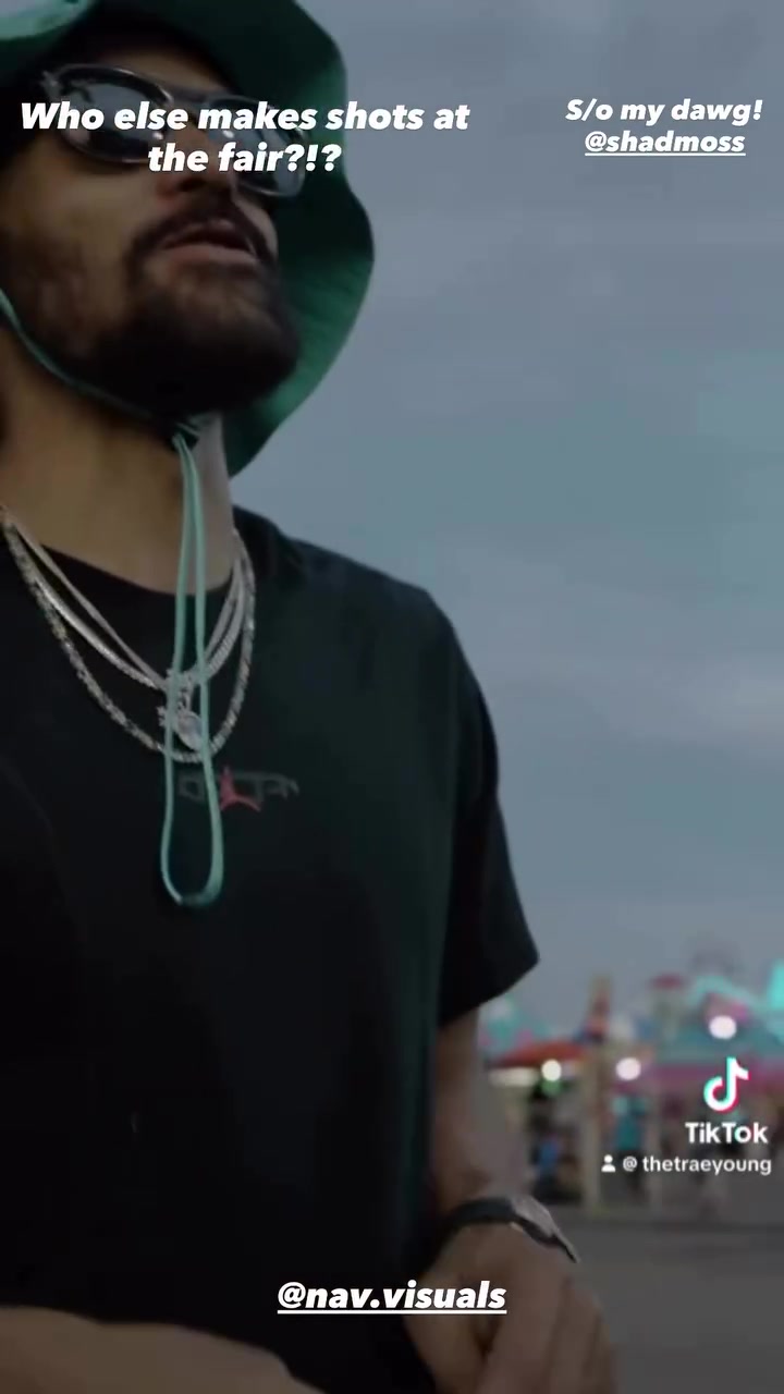 滿級大佬突襲新手村！特雷-楊游樂場玩投籃游戲 連進(jìn)6個拿走獎品