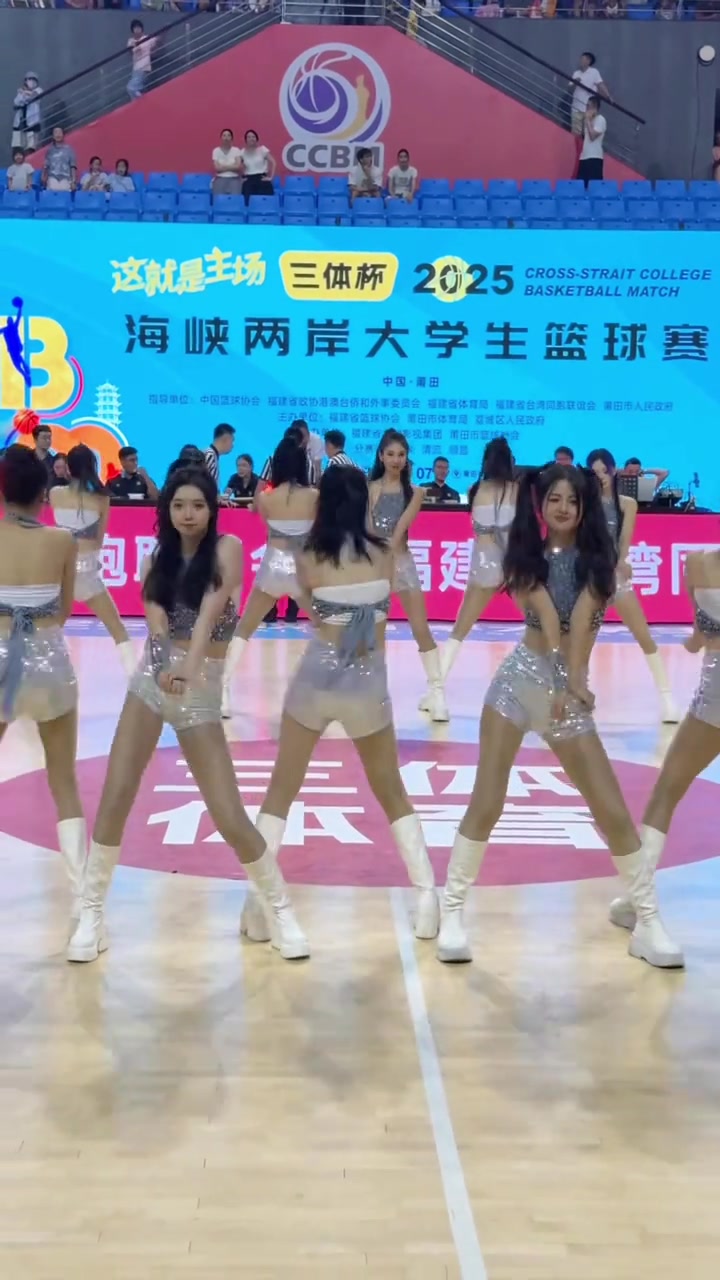 福建男籃主場啦啦隊曬舞蹈視頻：真是方向失了南北 美得有點(diǎn)東西