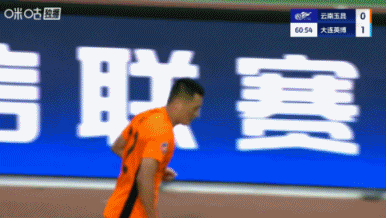 浪費機會的懲罰！馬萊萊晃過門將遲遲不傳被封堵，2分鐘后遭扳平