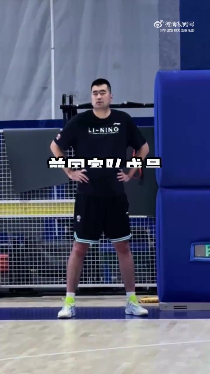 助理教練耐心指導！張兆旭向?qū)幉谢@球員傳授經(jīng)驗與技術(shù)