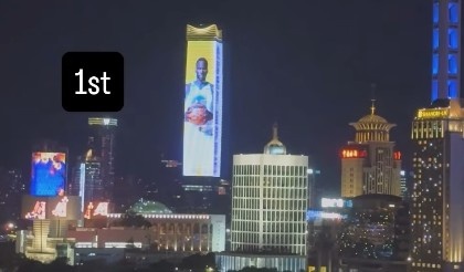 亮相中國上海外灘巨幕！追夢：媽媽我做到了 永懷感恩！