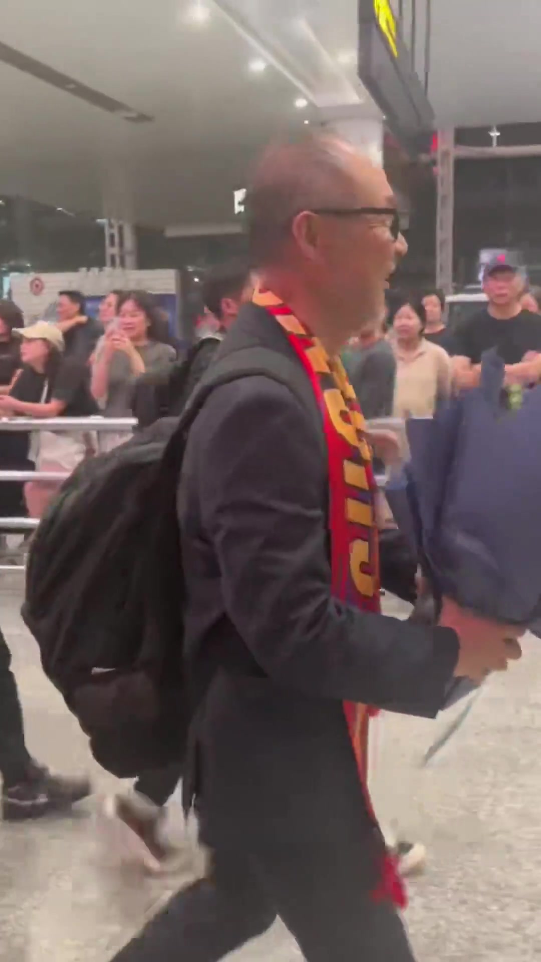 將接手重慶銅梁龍！重慶廣電曬視頻：張外龍已抵達(dá)江北國際機(jī)場