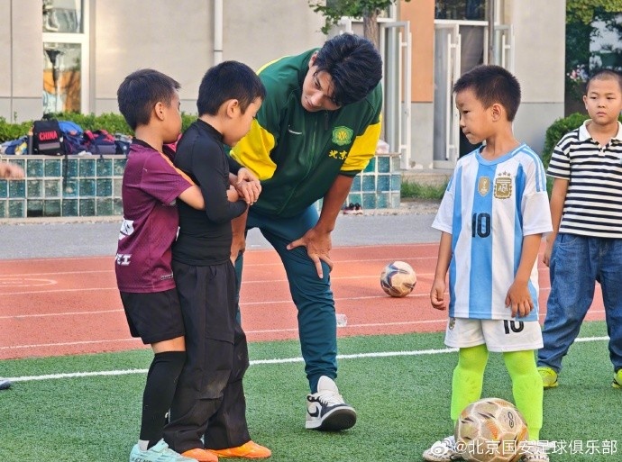 國安球員走進(jìn)北京小學(xué)翡翠城分校，開展足球公益課活動