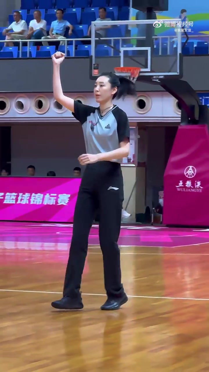 又美又颯！全國(guó)女籃錦標(biāo)賽的女裁判王陽(yáng)成賽場(chǎng)上另一道靚麗的風(fēng)景