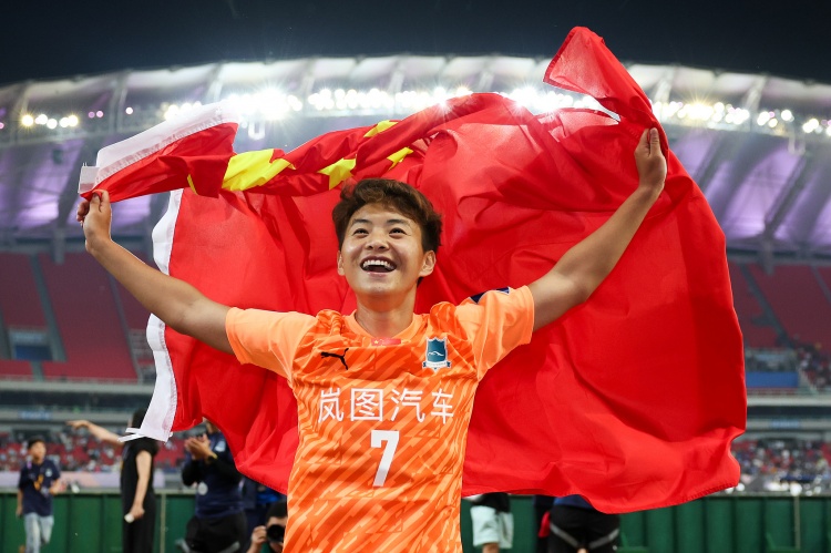 率武漢女足亞冠奪冠！官方：王霜入選亞足聯(lián)年度最佳女足球員候選
