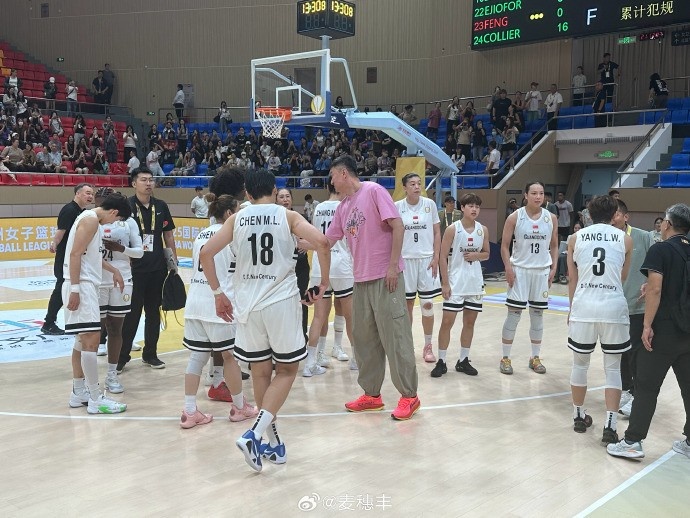 殺進(jìn)FIBA亞洲女籃聯(lián)賽決賽！杜鋒賽后跟廣東女籃全隊(duì)致意