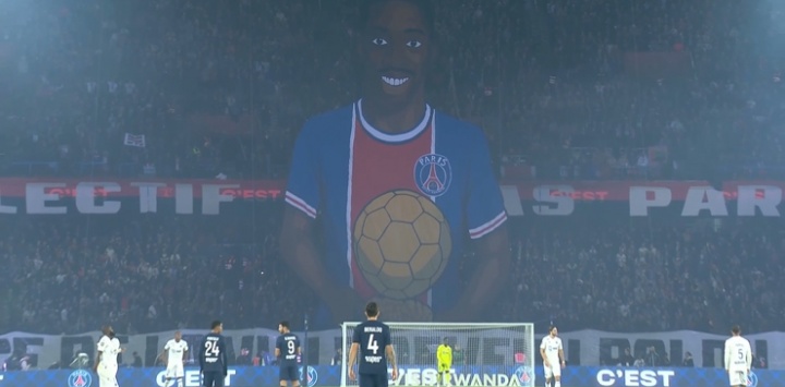 球迷展示巨型TIFO，慶祝登貝萊喜提金球獎和恩里克獲頒克魯伊夫獎