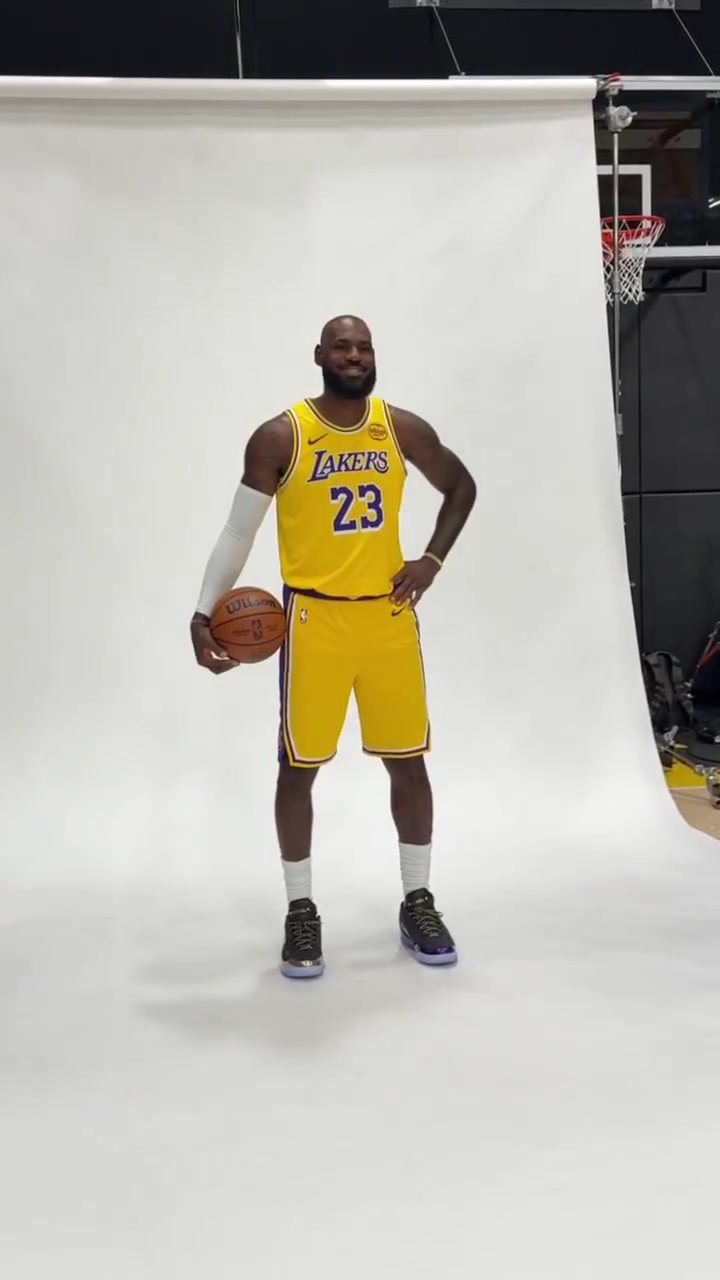 NBA官推曬詹姆斯拍攝定妝照：LBJ參加史無前例的第23個媒體日！