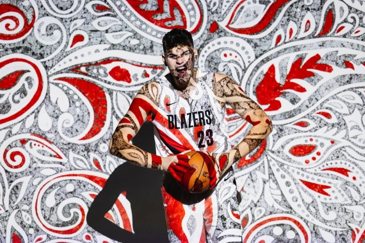 開拓者首發(fā)中鋒？克林根社媒曬顏色絢爛的定妝照：NBA第二年